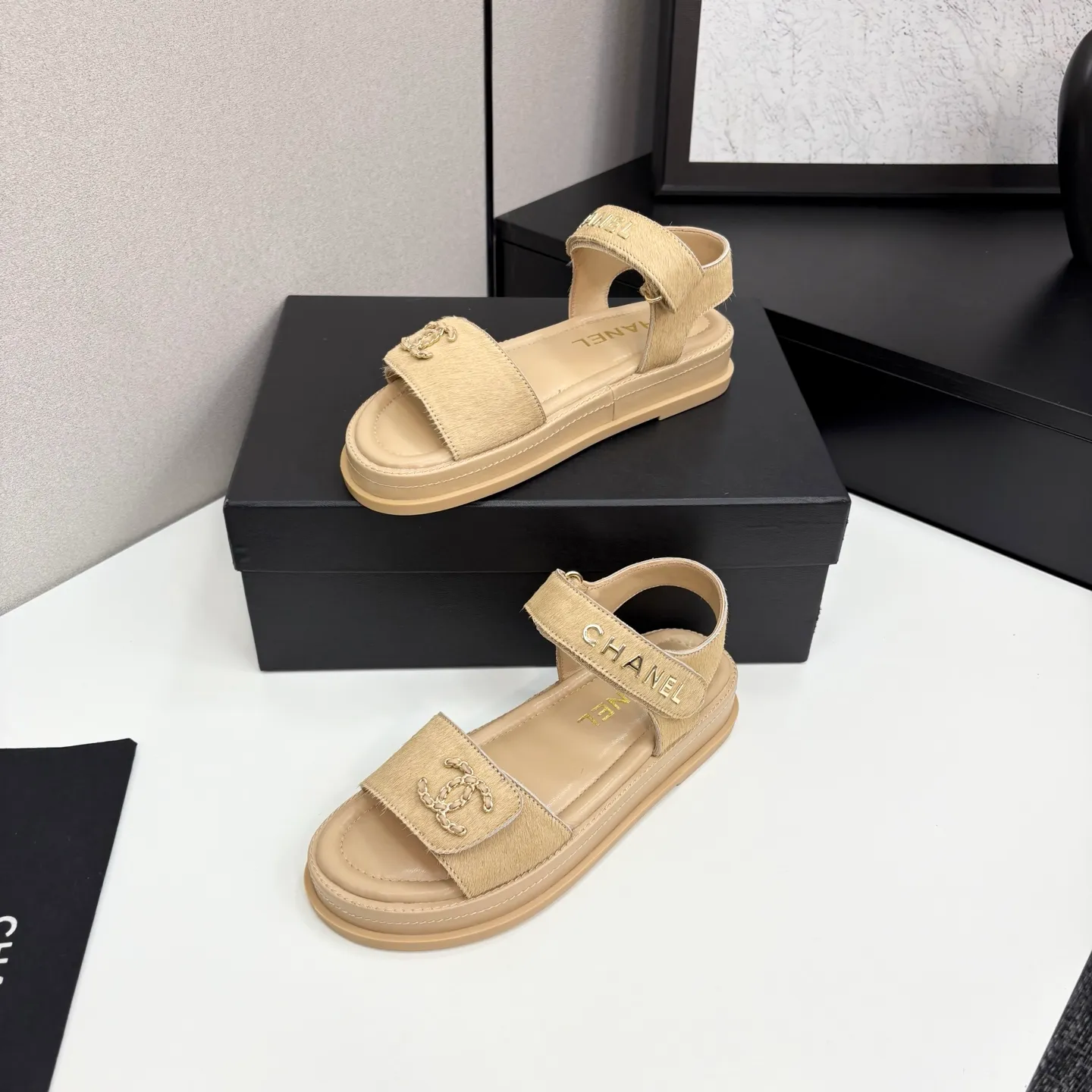 👟👟Ex-factory price 560👟👟Chanel Chanel's new early autumn thick-soled sandals are popular on catwalks on major social platforms. One of the most popular sandals at the moment. Soft and comfortable on the feet. Horsehair upper imported from Italy. Sheepskin feet. Original molded outsole Size: 35-40 (41 customized)